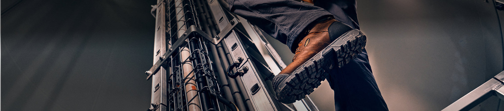 90° Degree Heel Work Boots & Shoes